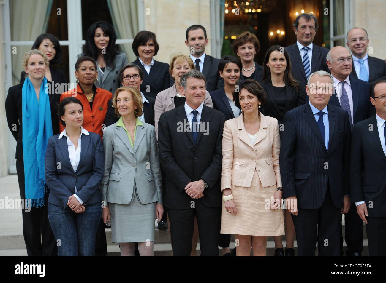 Foto di gruppo del nuovo governo francese scattata al Palazzo Elysee di Parigi, in Francia, il 17 maggio 2012. Dall'alto - JM per il Ministro Junior e M per il Ministro (prima fila, LtoR) JM per le PMI, le innovazioni e l'economia digitale, Fleur Pellerin; JM per la vita francese all'estero e Francofonia, Yamina Benguigui; JM per le persone disabili, Marie-Arlette Carlotti; JM per l'economia sociale e solidale, Benoit Hamon; JM per anziani e disabili, Michele Delaunay; JM per le città Francois Lamy; JM per gli affari europei Bernard Cazeneuve (seconda fila) JM per la giustizia, Delphine Batho; JM per il successo educativo, George Foto Stock