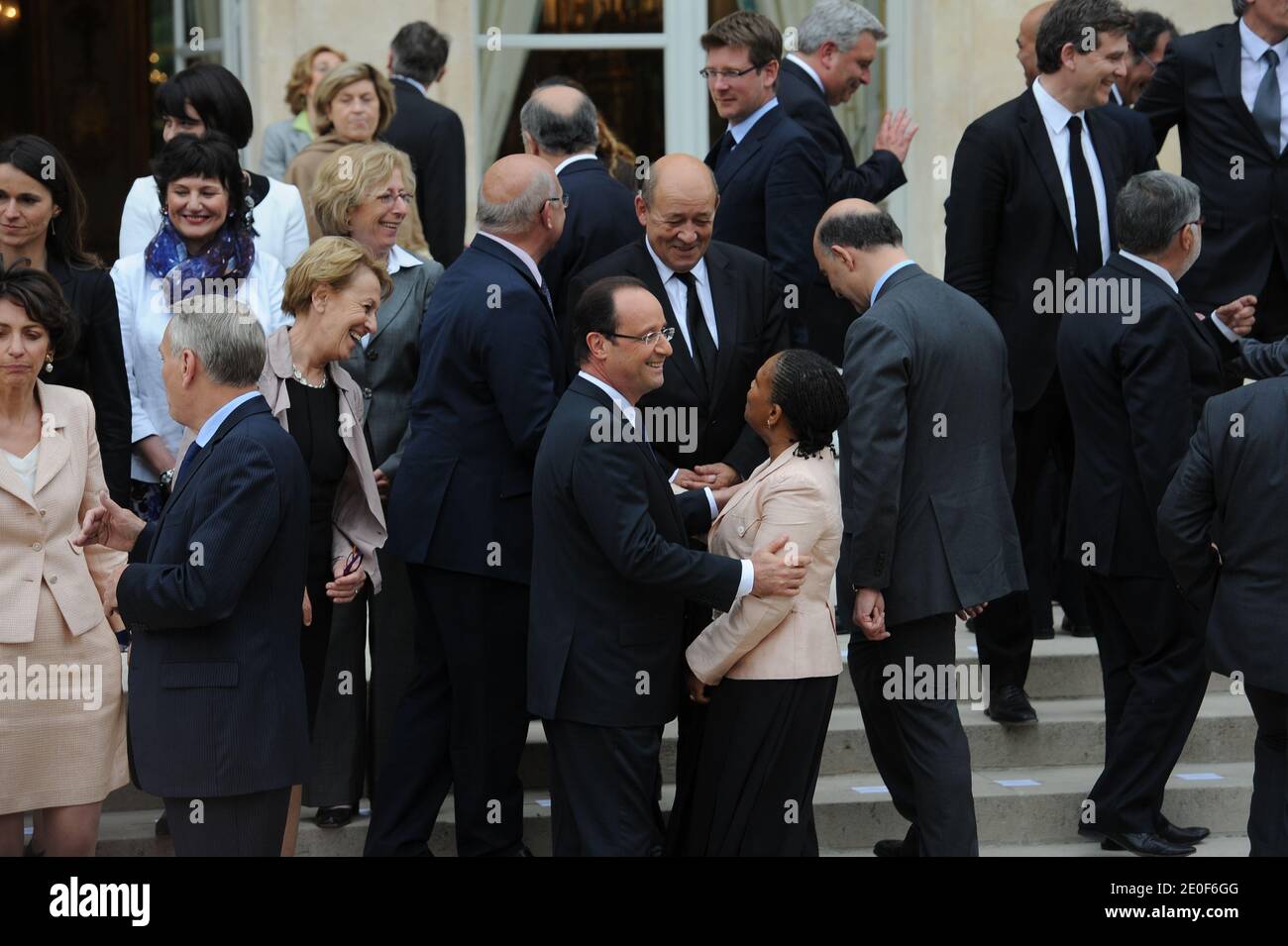 Foto di gruppo del nuovo governo francese scattata al Palazzo Elysee di Parigi, in Francia, il 17 maggio 2012. M per la riforma dello Stato, il decentramento e la pubblica amministrazione, Marylise Lebranchu Presidente francese Francois Hollande Ministro della Giustizia, Christiane Taubira. Foto di Mousse/ABACAPRESS.COM Foto Stock