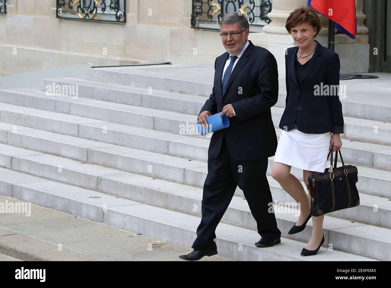 Ministro francese junior incaricato delle relazioni con il Parlamento, Alain Vidalies e neo-nominato Ministro francese junior per anziani e disabili, Michele Delaunay lascia il palazzo presidenziale Elysee a Parigi, in Francia, il 17 maggio 2012, dopo il primo consiglio settimanale del governo francese del presidente Francois Hollande. Foto di Stephane Lemouton/ABACAPRESS.COM. Foto Stock