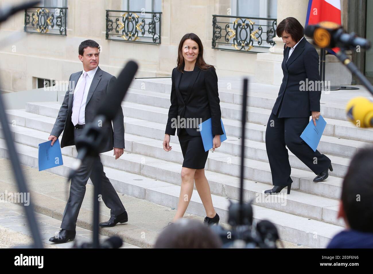 Il ministro francese degli interni Manuel Valls e il ministro francese della Cultura e della comunicazione Aurele Filippetti e il ministro francese delle persone disabili, Marie-Arlette Carlotti lasciano il palazzo presidenziale Elysee a Parigi, in Francia, il 17 maggio 2012, dopo il primo consiglio di gabinetto settimanale del governo francese francois Hollande. Foto di Stephane Lemouton/ABACAPRESS.COM. Foto Stock