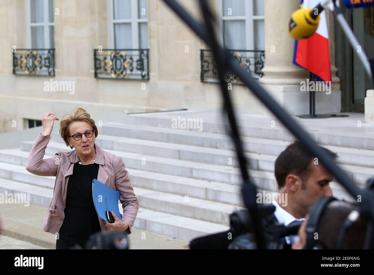 Riforma dello Stato francese, decentramento e amministrazione pubblica il Ministro Marylise Lebranchu lascia il palazzo presidenziale Elysee a Parigi, in Francia, il 17 maggio 2012, dopo il primo consiglio settimanale del governo del presidente francese Francois Hollande. Foto di Stephane Lemouton/ABACAPRESS.COM. Foto Stock