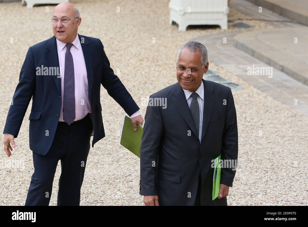 Michel sapin, appena nominato ministro francese dei territori d'oltremare, Victorin Lurel e francese del lavoro, dell'occupazione e del dialogo sociale, arriva per la prima riunione settimanale del governo del presidente francese Francois Hollande del Palazzo Elysee. Foto di Stephane Lemouton/ABACAPRESS.COM. Foto Stock