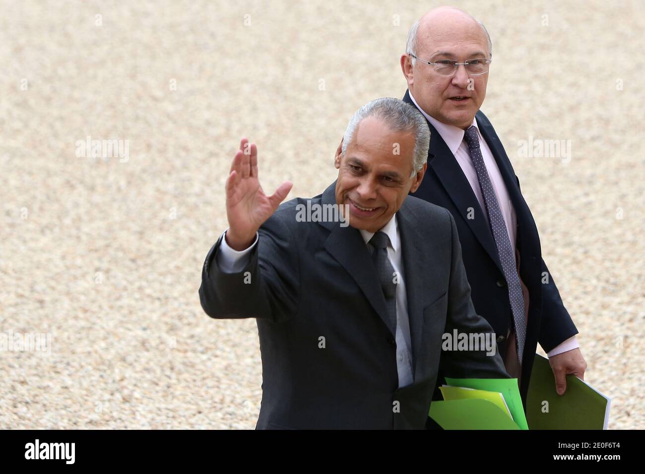 Michel sapin, appena nominato ministro francese dei territori d'oltremare, Victorin Lurel e francese del lavoro, dell'occupazione e del dialogo sociale, arriva per la prima riunione settimanale del governo del presidente francese Francois Hollande del Palazzo Elysee. Foto di Stephane Lemouton/ABACAPRESS.COM. Foto Stock