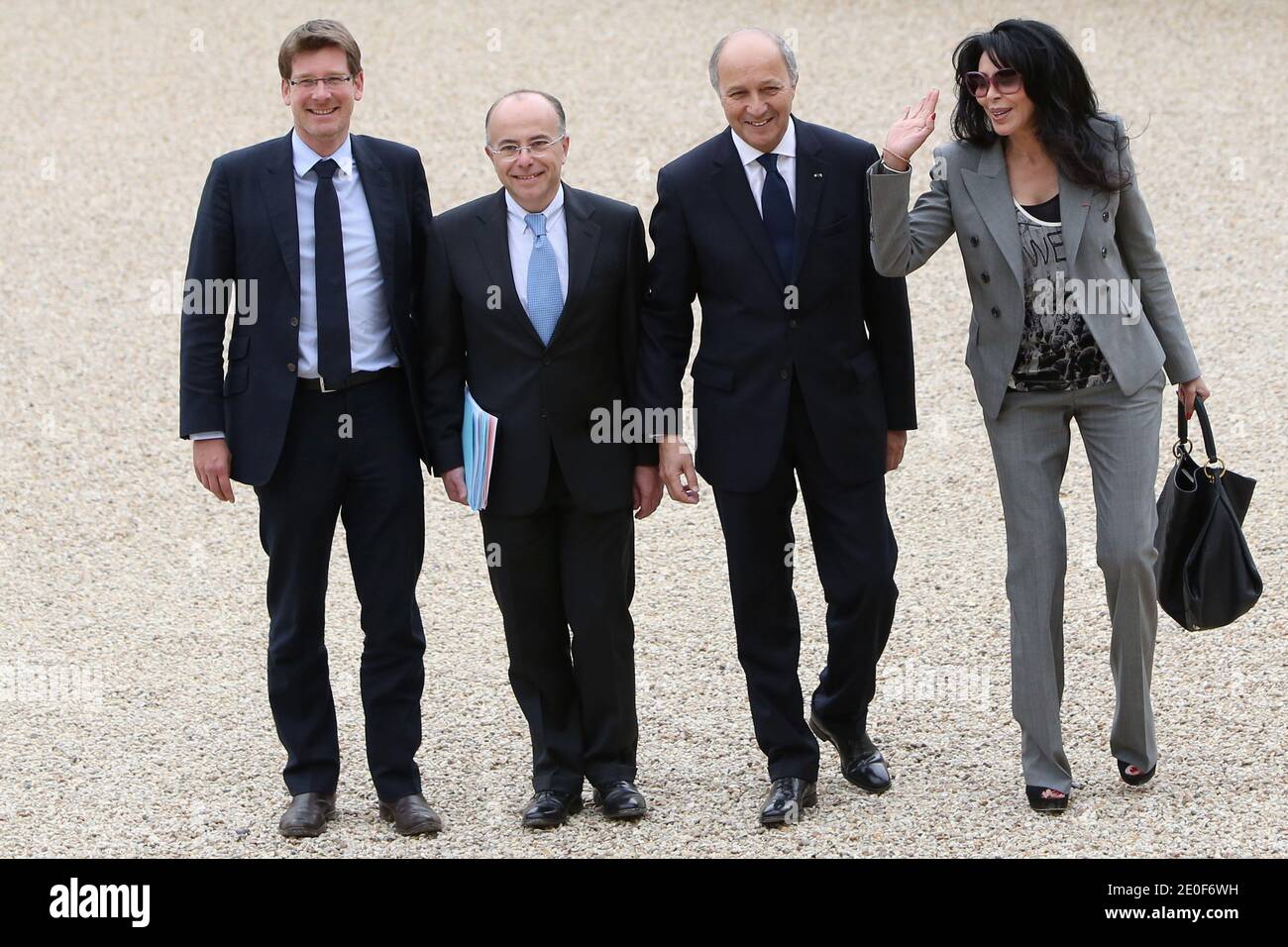 Nominata ministro francese junior per la vita francese all'estero e la francofonia, Yamina Benguigui, ministro francese degli Affari esteri, Laurent Fabius, ministro francese junior per gli affari europei, Bernard Cazeneuve, ministro francese junior per gli affari esteri e lo sviluppo, Pascal Canfin arriva al palazzo presidenziale Elysee per la prima riunione settimanale del governo del presidente francese Francois Hollande. Foto di Stephane Lemouton/ABACAPRESS.COM. Foto Stock