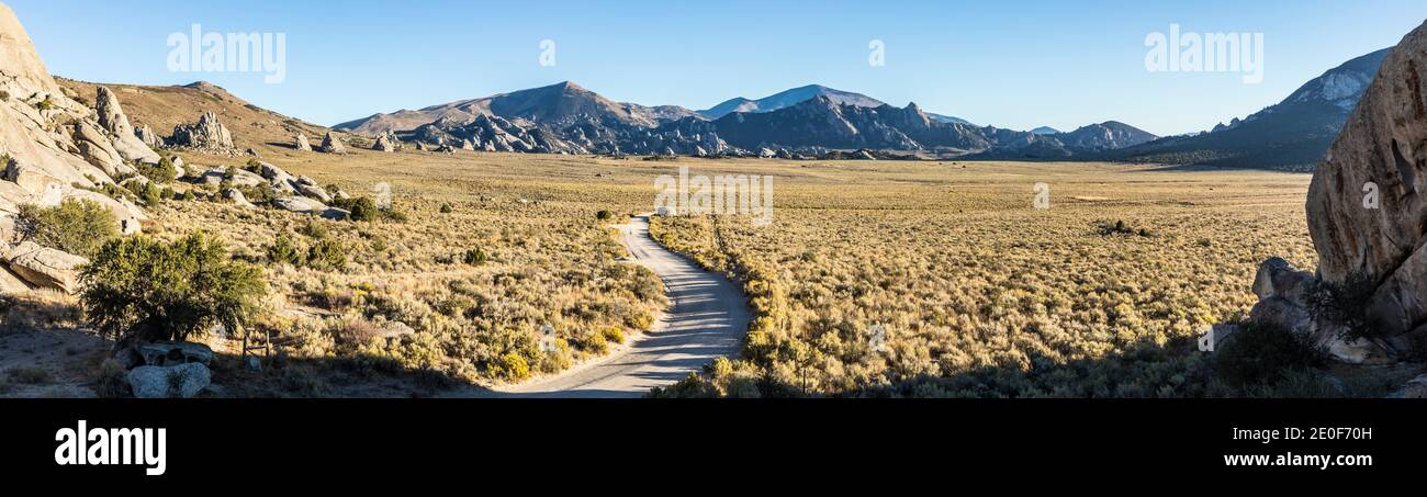 South Twin Sister Road, che si snoda attraverso il sagebrush verso la City of Rocks National Reserve, Idaho, USA. Foto Stock