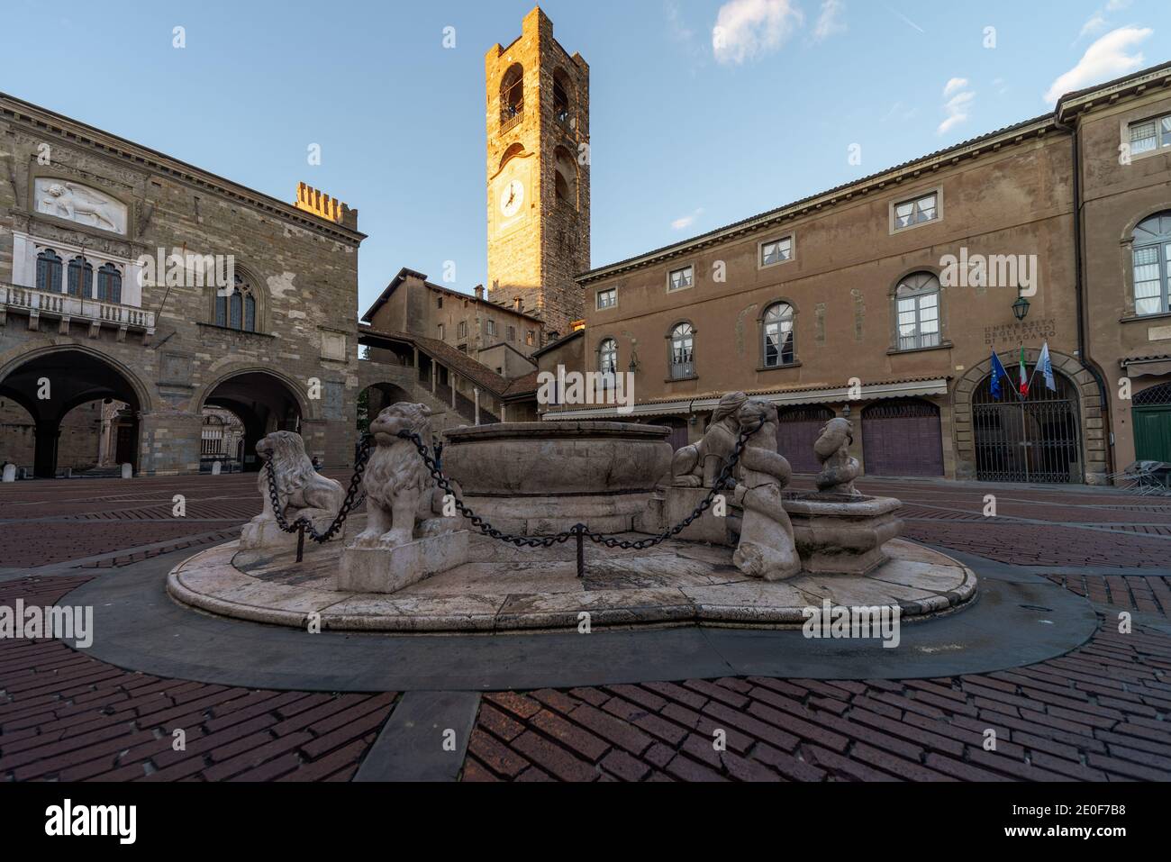 Fontana Contarini e sullo sfondo il campanile chiamato Campanone in Piazza Vecchia a Bergamo alta Foto Stock