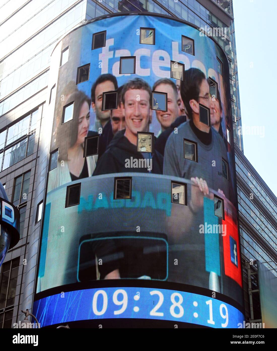 Gli spettatori di Times Square guardano il co fondatore di Facebook Mark Zuckerberg suonare la campana di apertura al Nasdaq a Times Square a New York City NY USA il 18 maggio 2012