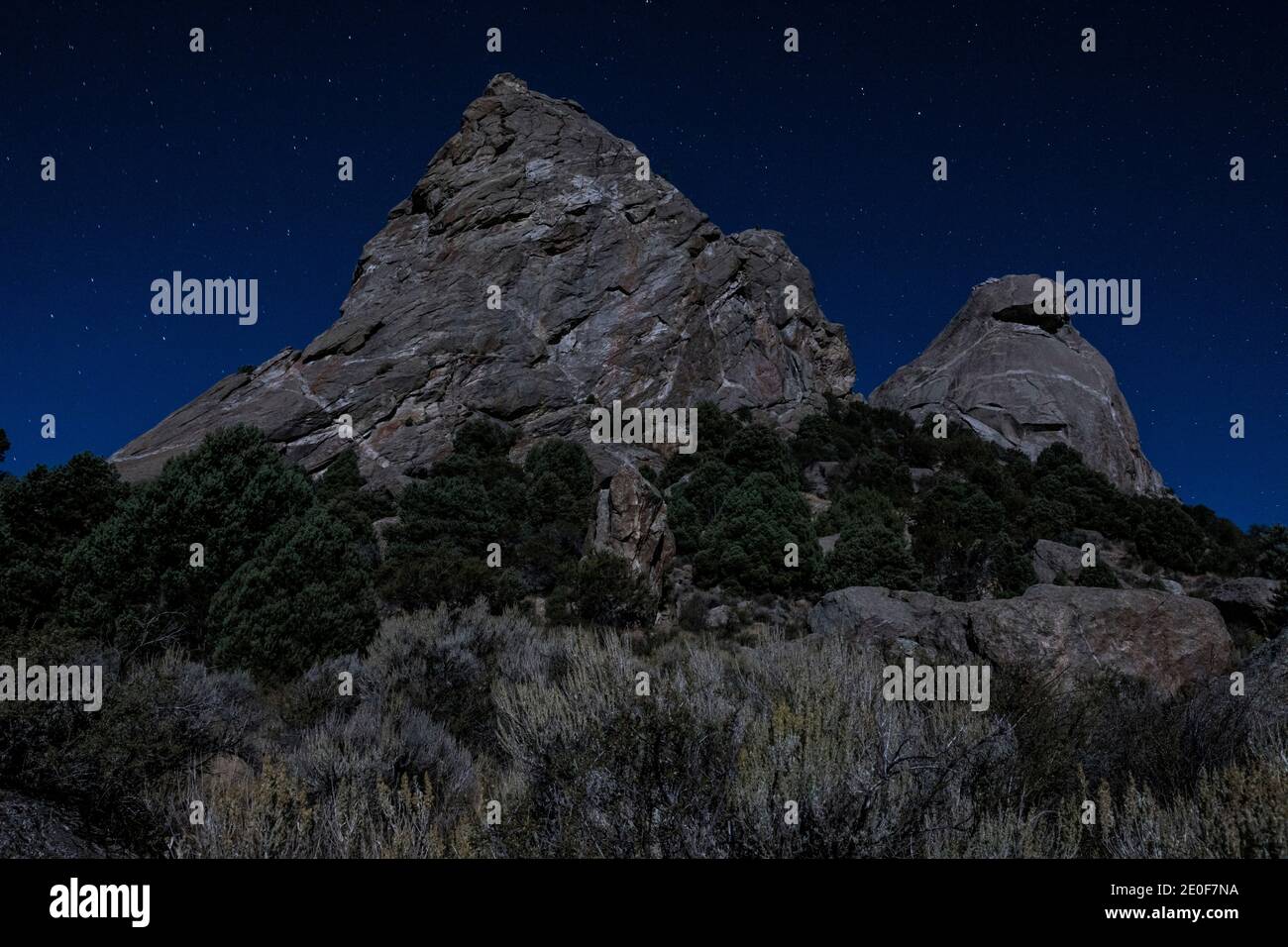 La formazione delle sorelle gemelle è illuminata dal chiaro di luna nella City of Rocks National Reserve, Idaho, USA. Foto Stock