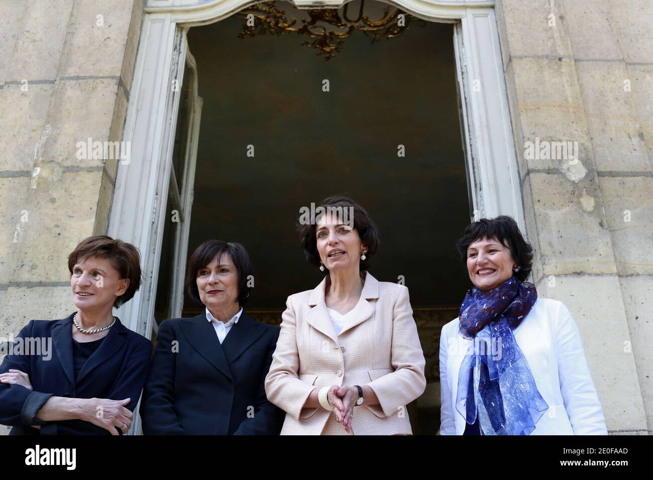 Il ministro francese degli Affari sociali e della Sanità Marisol Touraine ha affiancato il ministro junior per i disabili Marie-Arlette Carlotti (L), il nuovo ministro francese junior per gli anziani e i disabili Michele Delaunay e il ministro francese junior per la famiglia Dominique Bertinotti (R), Si rivolge ai giornalisti al suo arrivo al Ministero della Salute di Parigi per partecipare alla cerimonia ufficiale di consegna con il suo predecessore Xavier Bertrand, a Parigi, in Francia, il 17 maggio 2012. Foto di Stephane Lemouton/ABACAPRESS.COM. Foto Stock