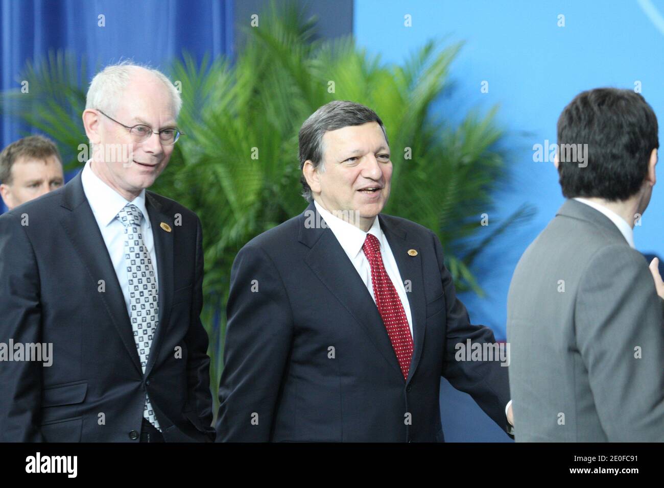 Il presidente del Consiglio europeo Herman Van Rompuy e il presidente della Commissione europea Jose Manuel Durao Barroso arrivano al McCormick Place di Chicago, Illinois, durante il vertice NATO 2012 tenutosi a Chicago, Illinois, USA il 20 maggio 2012. Foto di Ludovic/piscina/ABACAPRESS.COM Foto Stock