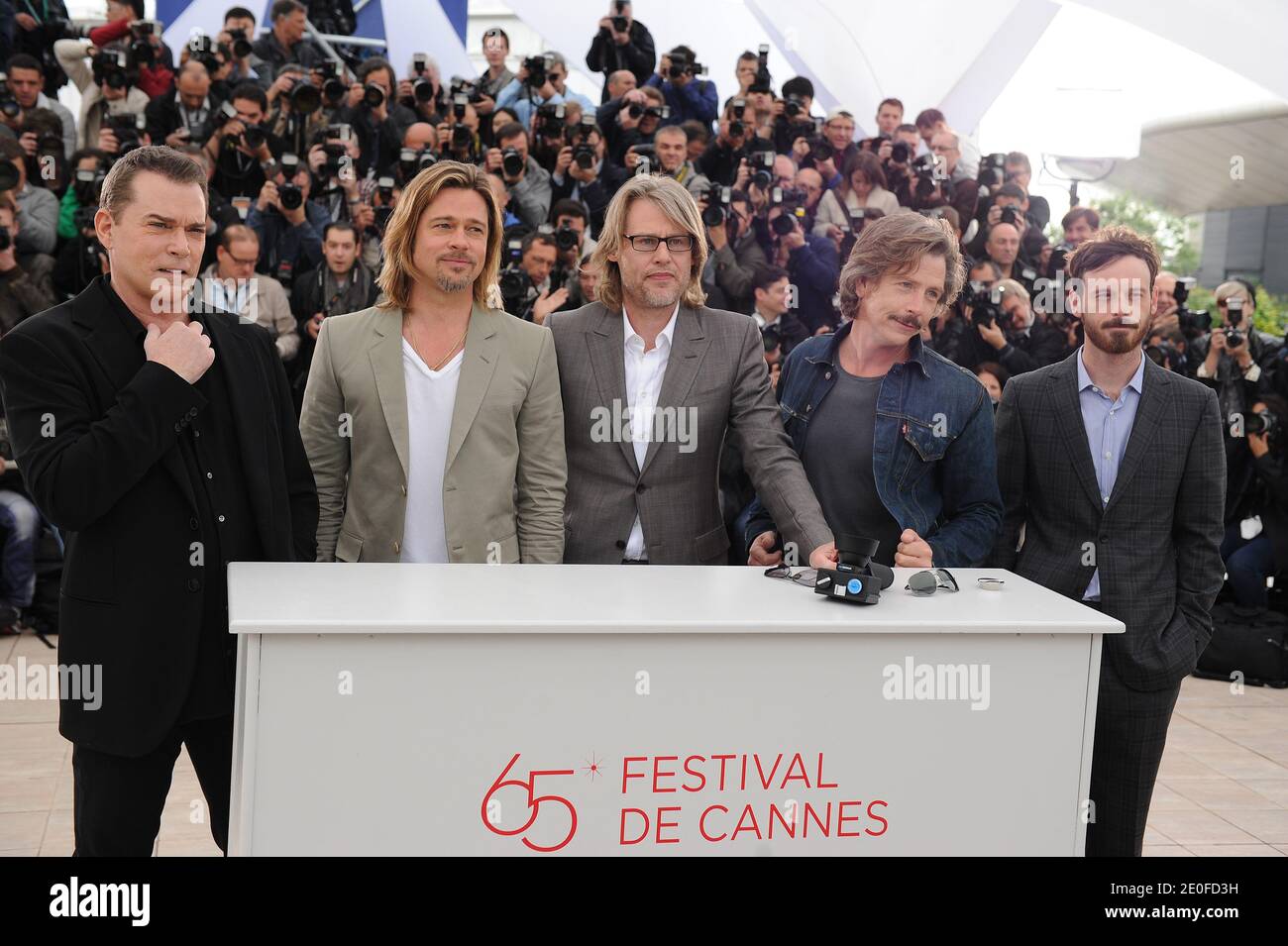 Ray Liotta, Brad Pitt, Andrew Dominik e Scoot Mcnairy posano durante la fotocellula di "ucciderli dolcemente" come parte del sessantacinquesimo Festival di Cannes, in Francia, il 22 maggio 2012. Foto di Lionel Hahn/ABACAPRESS.COM Foto Stock