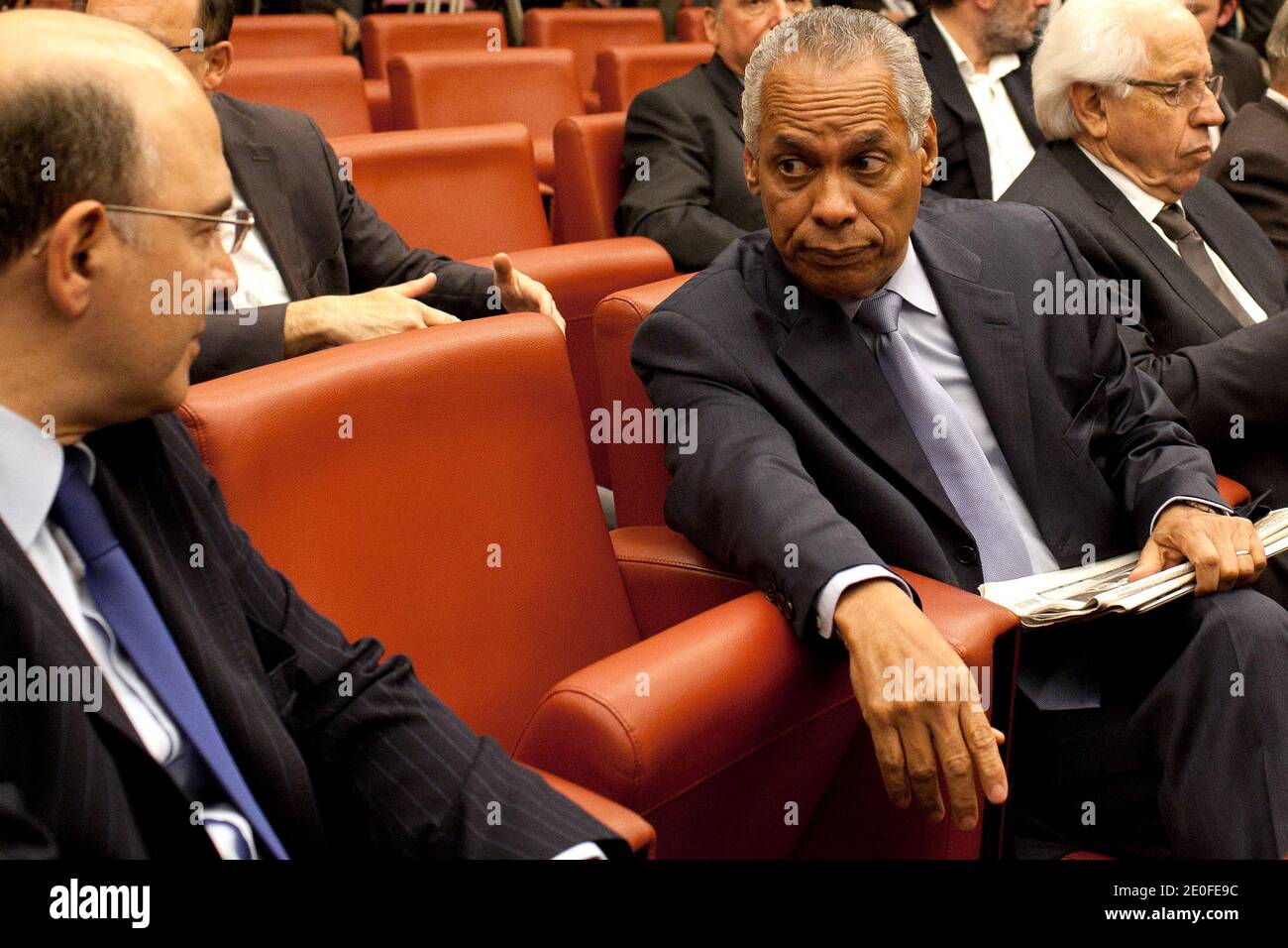 Il ministro francese delle finanze Pierre Moscovici ha incontrato il ministro francese dei territori d'oltremare Victorin Lurel durante una riunione del PS del Partito socialista francese all'Assemblea nazionale, a Parigi, in Francia, il 22 maggio 2012. Foto di Stephane Lemouton/ABACAPRESS.COM. Foto Stock