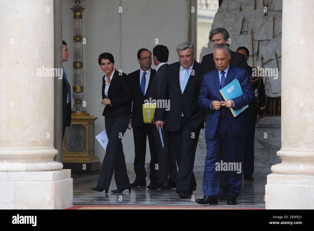 Najat Vallaud-Belkacem, ministro francese della Giustizia Delphine Batho, presidente francese Francois Hollande, ministro francese degli interni Manuel Valls, ministro francese dei Trasporti e dell'economia marittima Frederic Cuvillier, ministro francese dell'Agricoltura Stephane le foll, Il Ministro francese per i territori d'oltremare Victorti a Lurel sono raffigurati al Palazzo presidenziale Elysee dopo la riunione settimanale del gabinetto a Parigi, in Francia, il 23 maggio 2012. Foto di Mousse/ABACAPRESS.COM Foto Stock