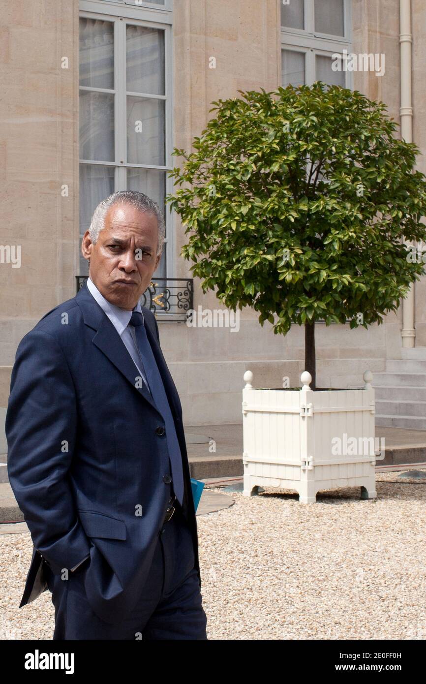 Il Ministro francese per i territori d'oltremare Victors a Lurel è raffigurato al palazzo presidenziale Elysee dopo la riunione settimanale del gabinetto a Parigi, in Francia, il 23 maggio 2012. Foto di Stephane Lemouton/ABACAPRESS.COM. Foto Stock