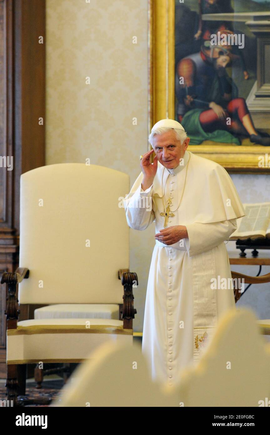 Papa Benedetto XVI nella biblioteca privata del Vaticano il 24 maggio 2012. Foto di Eric Vandeville/ABACAPRESS.COM Foto Stock