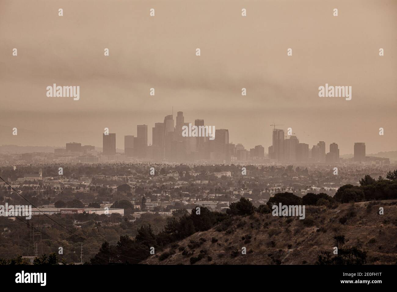All'inizio di settembre 2020, Los Angeles è stata coperta ogni giorno con fumo e cenere dai vicini incendi. Downtown LOS ANGELES da Baldwin Hills Scenic Overlook Foto Stock