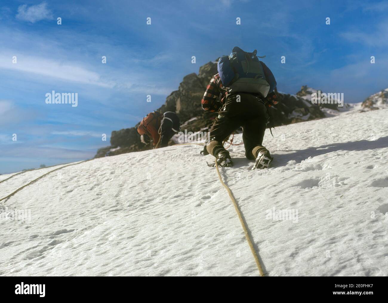 Scalatori su ripida neve faccia, Sunshine RouteMt. HoodSouth Cascades, Oregon Foto Stock