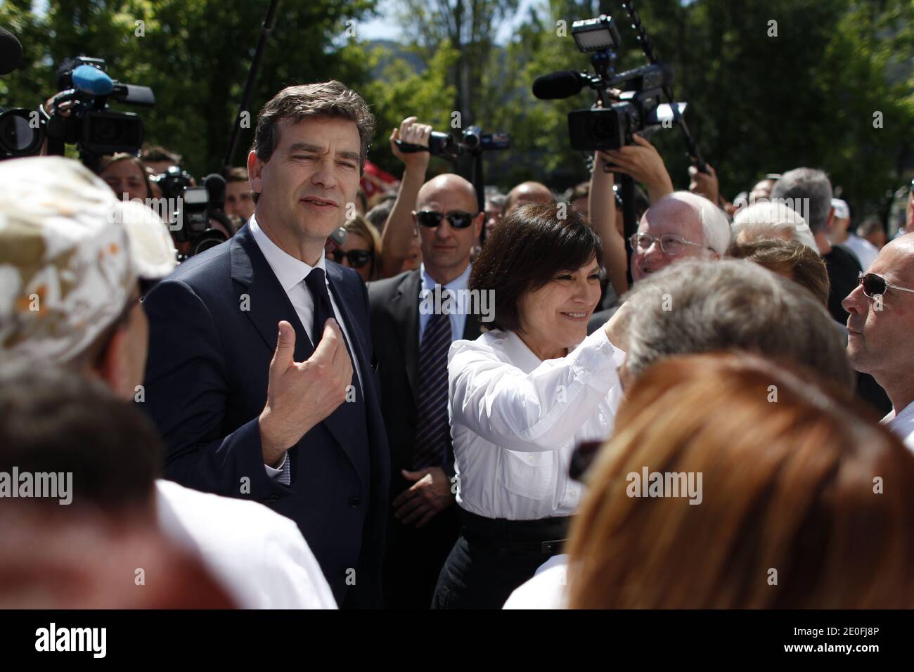 Ministro francese della ripresa produttiva, Arnaud Montebourg insieme alla Consigliera Generale del Dipartimento di Bouches-du-Rhone, Marie-Arlette Carlotti durante la sua visita a Marsiglia, Francia meridionale, il 25 maggio 2012. Foto di Sebastien Boue/ABACAPRESS.COM Foto Stock