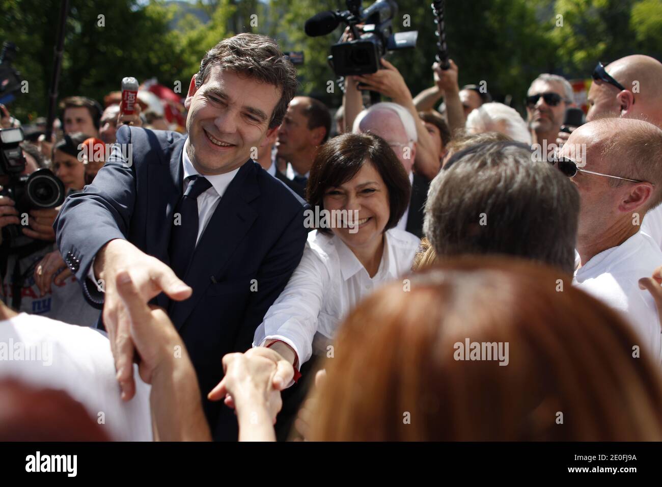 Ministro francese della ripresa produttiva, Arnaud Montebourg insieme alla Consigliera Generale del Dipartimento di Bouches-du-Rhone, Marie-Arlette Carlotti durante la sua visita a Marsiglia, Francia meridionale, il 25 maggio 2012. Foto di Sebastien Boue/ABACAPRESS.COM Foto Stock