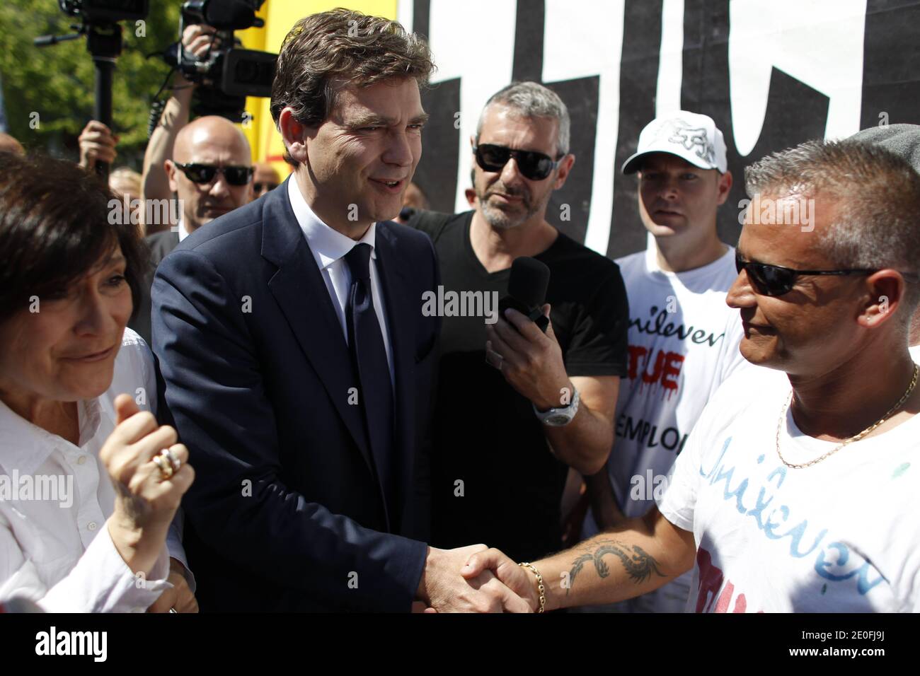 Ministro francese della ripresa produttiva, Arnaud Montebourg insieme alla Consigliera Generale del Dipartimento di Bouches-du-Rhone, Marie-Arlette Carlotti durante la sua visita a Marsiglia, Francia meridionale, il 25 maggio 2012. Foto di Sebastien Boue/ABACAPRESS.COM Foto Stock