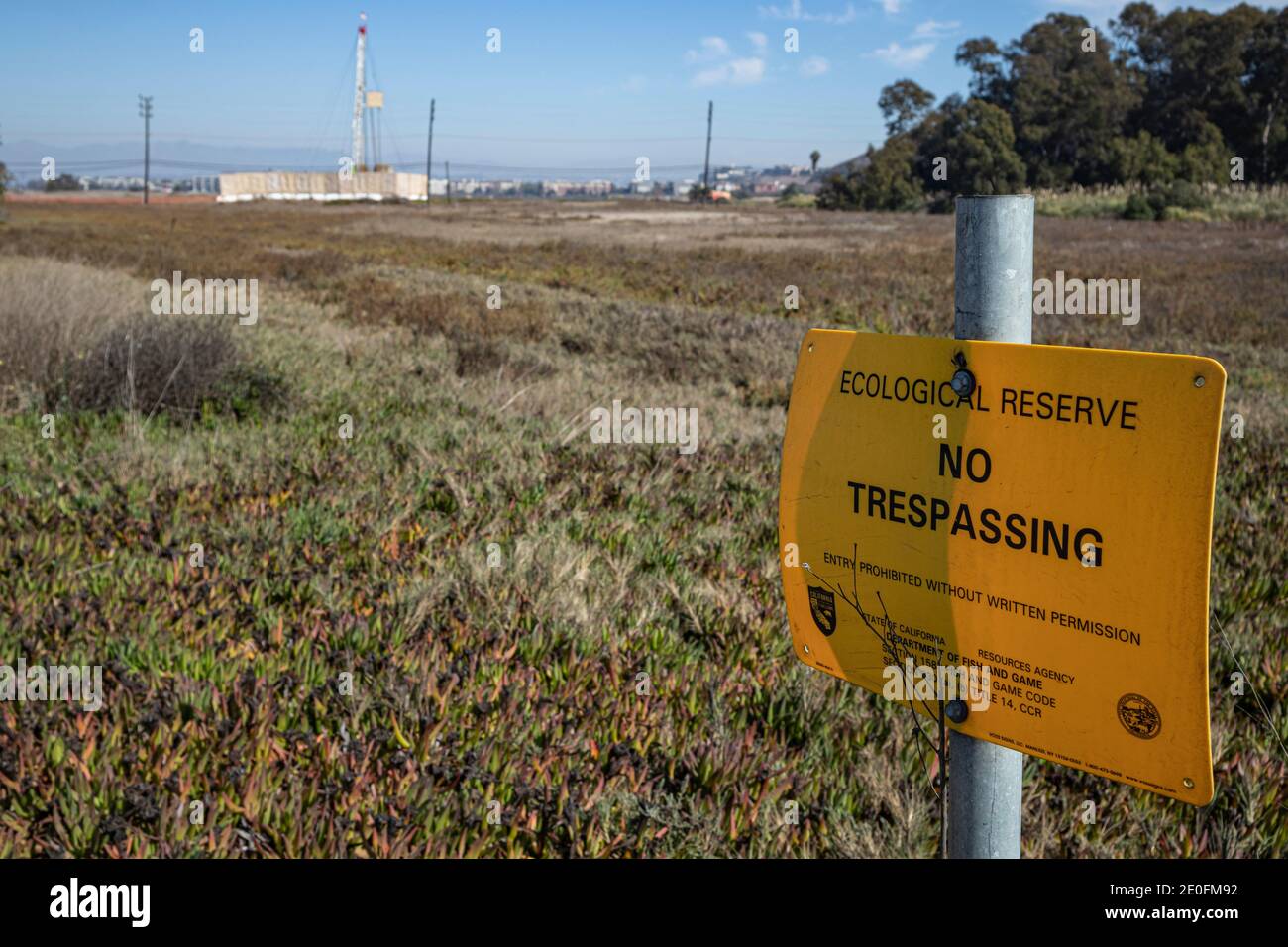 Impianto di produzione di gas naturale operante su riserva ecologica. Ballona Wetlands, Playa del Rey, Los Angeles, California, Stati Uniti Foto Stock