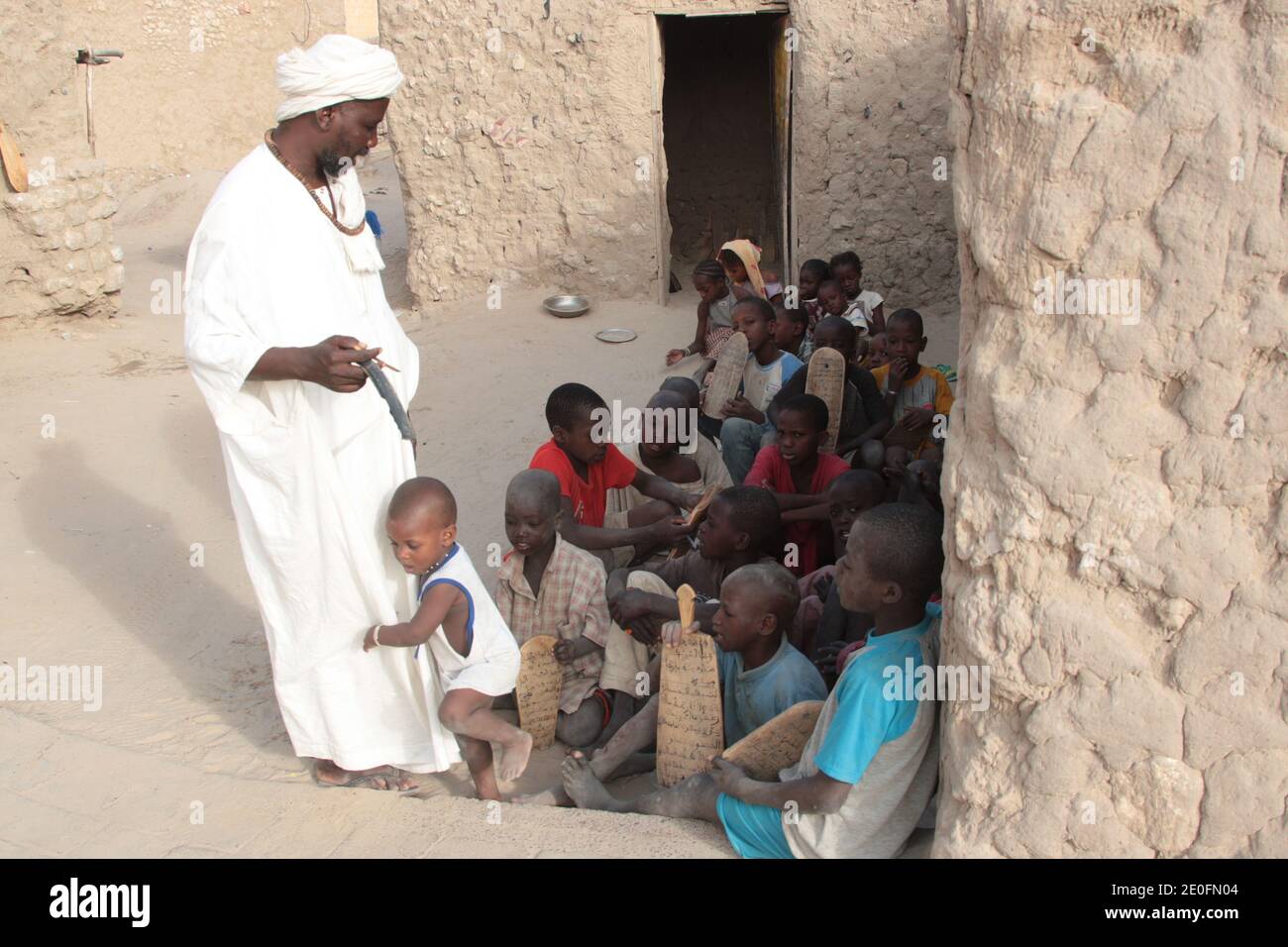 Le truppe francesi e maliane lunedì 28 gennaio 2013 sono entrate a Timbuktu, un sito patrimonio dell'umanità dell'UNESCO, dopo la fuga dei combattenti ribelli islamici hanno tortellato diversi edifici nell'antica città commerciale del Sahara, compresa una biblioteca manoscritta inestimabile. Senza un colpo di fuoco per fermarli, 1,000 soldati francesi, tra cui i paracadutisti e 200 truppe maliane, hanno preso l'aeroporto e circondato la secolare città del fiume Niger, cercando di bloccare la fuga dei combattenti alleati al Qaeda. File Photo : una scuola di Quranic a Timbuktu, Mali nel mese di ottobre 2009. Solo gli studenti di sesso maschile studiano Quran, le giovani ragazze non bein Foto Stock