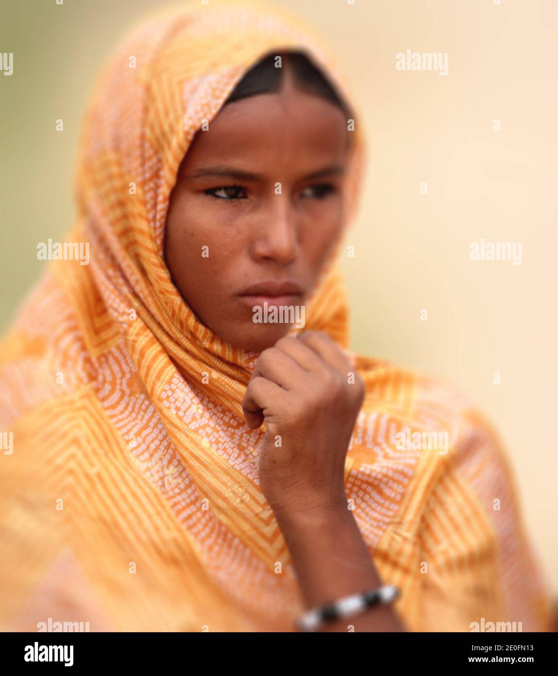 Le truppe francesi e maliane lunedì 28 gennaio 2013 sono entrate a Timbuktu, un sito patrimonio dell'umanità dell'UNESCO, dopo la fuga dei combattenti ribelli islamici hanno tortellato diversi edifici nell'antica città commerciale del Sahara, compresa una biblioteca manoscritta inestimabile. Senza un colpo di fuoco per fermarli, 1,000 soldati francesi, tra cui i paracadutisti e 200 truppe maliane, hanno preso l'aeroporto e circondato la secolare città del fiume Niger, cercando di bloccare la fuga dei combattenti alleati al Qaeda. File Foto : UNA donna è raffigurata a Timbuktu, Mali nel mese di ottobre 2009. Le donne di Timbuktu sono conosciute per la loro bellezza e molte Foto Stock