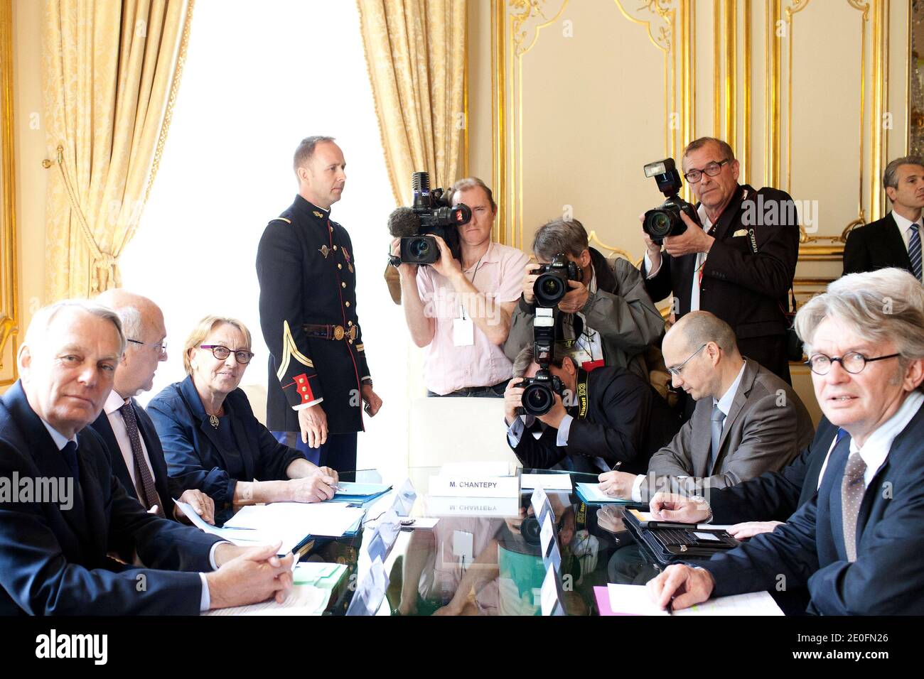 Il primo ministro francese Jean-Marc Ayrault, affiancato dal ministro francese del lavoro, dell'occupazione e del dialogo sociale Michel sapin e dal ministro francese della riforma dello Stato, del decentramento e della pubblica amministrazione Marylise Lebranchu riceve il leader sindacale FO Jean-Claude Mailly all'Hotel Matignon, a Parigi, Francia, il 29 maggio 2012. Foto di Stephane Lemouton/ABACAPRESS.COM. Foto Stock