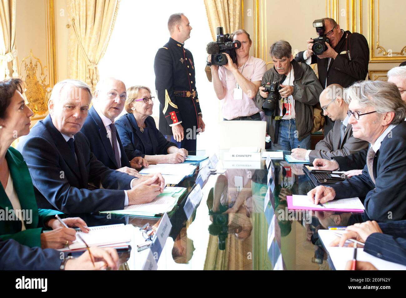 Il primo ministro francese Jean-Marc Ayrault, affiancato dal ministro francese del lavoro, dell'occupazione e del dialogo sociale Michel sapin e dal ministro francese della riforma dello Stato, del decentramento e della pubblica amministrazione Marylise Lebranchu riceve il leader sindacale FO Jean-Claude Mailly all'Hotel Matignon, a Parigi, Francia, il 29 maggio 2012. Foto di Stephane Lemouton/ABACAPRESS.COM. Foto Stock