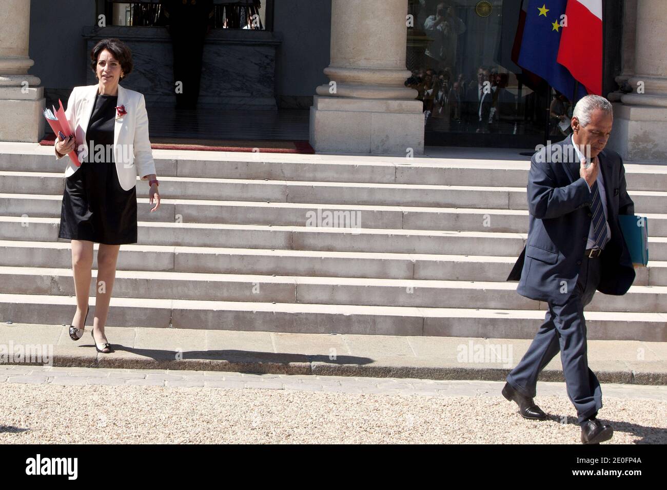 Il ministro francese della Sanità Marisol Touraine e il ministro francese dei territori d'oltremare Victorin Lurel lasciano il palazzo presidenziale Elysee dopo la riunione settimanale del gabinetto a Parigi, in Francia, il 30 maggio 2012. Foto di Stephane Lemouton/ABACAPRESS.COM Foto Stock