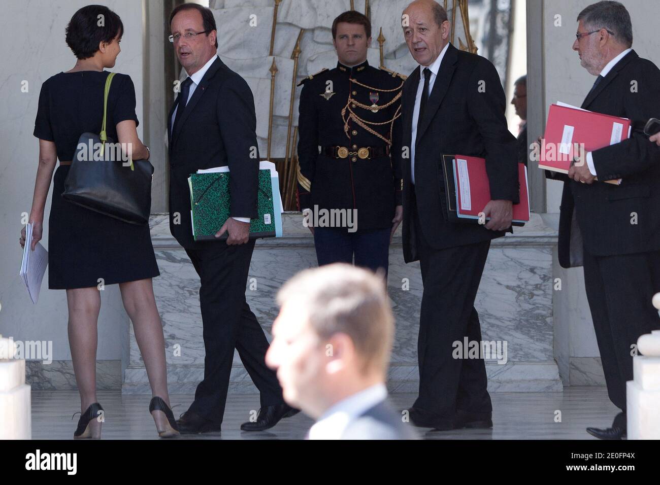 Il presidente francese Francois Hollande parla con il ministro francese per i diritti della donna e il governo, Spokeperson, Najat Vallaud-Belkacem, accanto al ministro francese dei veterani, Kader Arif e al ministro francese incaricato delle relazioni con il Parlamento Alain Vidalies presso il palazzo presidenziale dell'Elysee, dopo la riunione settimanale del gabinetto a Parigi; Francia il 30 maggio 2012. Foto di Stephane Lemouton/ABACAPRESS.COM Foto Stock