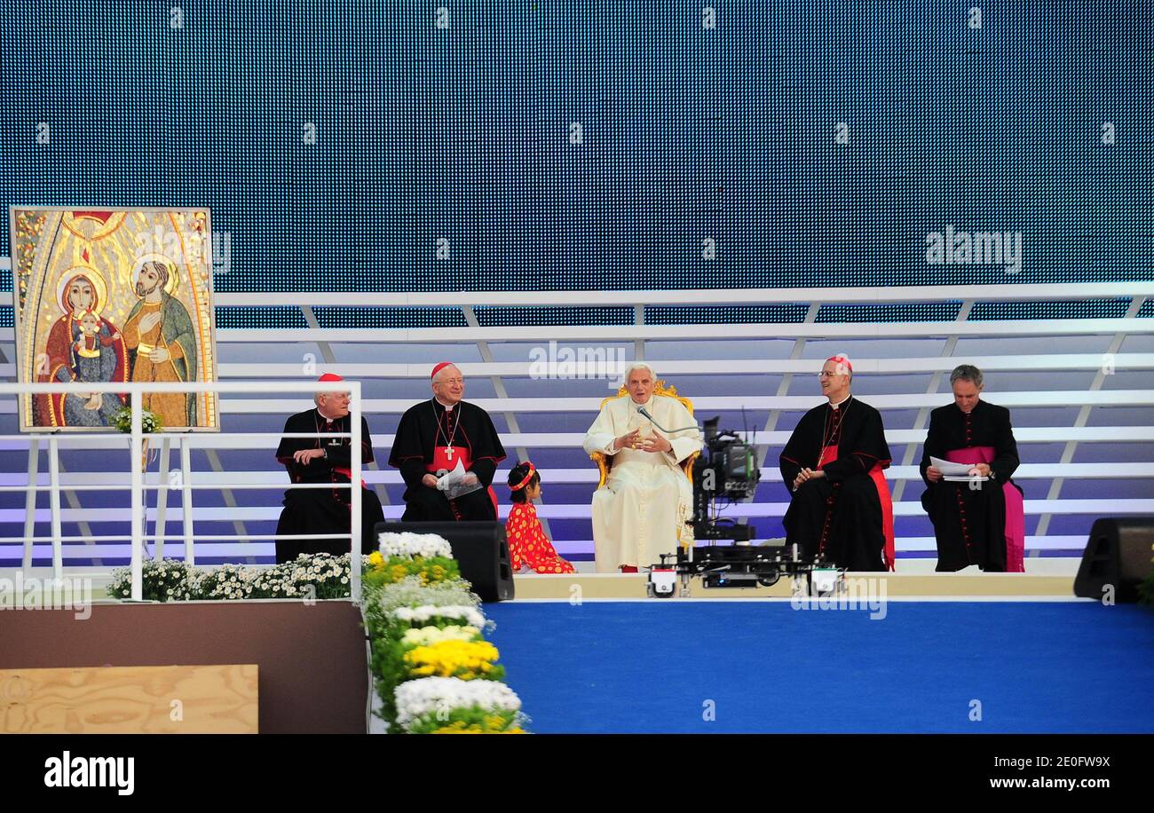 Papa Benedetto XVI partecipa a un incontro con le famiglie per la festa  delle testimonianze nel parco di Bresso, nell'ambito del VII incontro  Mondiale delle famiglie, il 2 giugno 2012 a Milano,