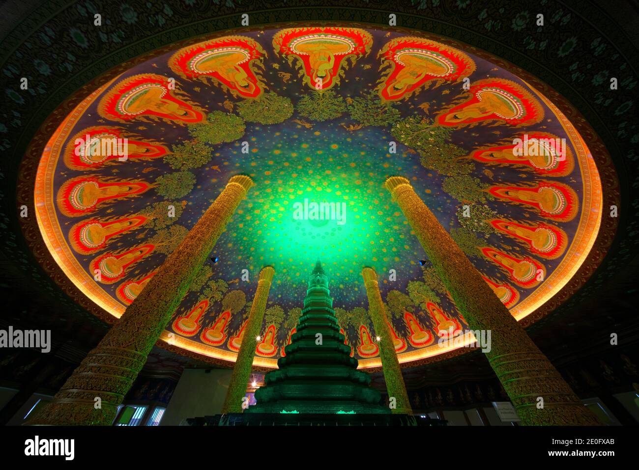 Bangkok, Thailandia-8 dicembre 2018: Soffitto di Wat Paknam Phasicharoen a Bangkok Foto Stock