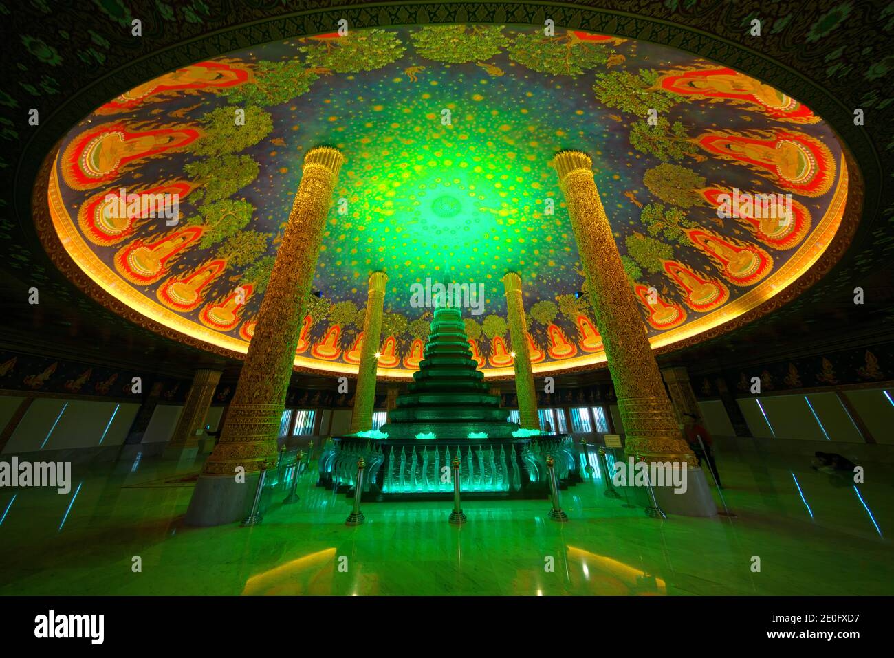 Bangkok, Thailandia-8 dicembre 2018: Soffitto di Wat Paknam Phasicharoen a Bangkok Foto Stock