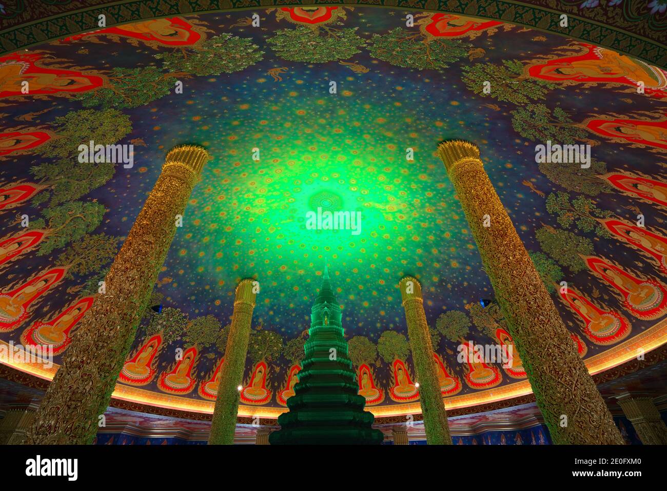 Bangkok, Thailandia-8 dicembre 2018: Soffitto di Wat Paknam Phasicharoen a Bangkok Foto Stock