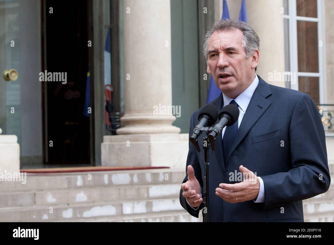 Il modem presidente francese Francois Bayrou risponde ai media dopo un incontro con il presidente francese Francois Hollande presso il palazzo presidenziale Elysee a Parigi, Francia, il 4 giugno 2012. Francois Hollande riceve i leader politici prima del G20 e dei vertici di Rio. Foto di Stephane Lemouton/ABACAPRESS.COM Foto Stock