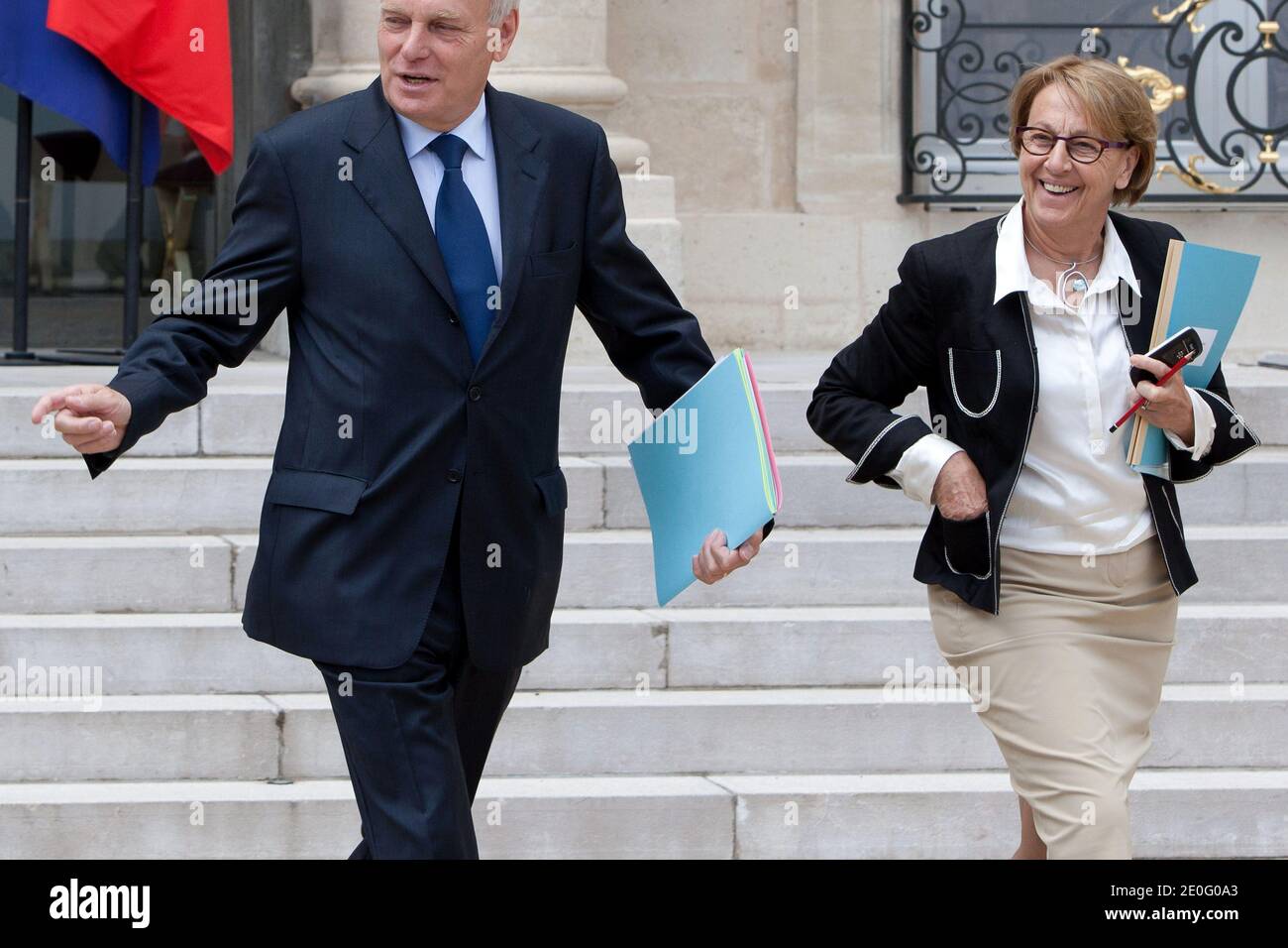 Il primo ministro francese Jean-Marc Ayrault e il ministro francese della riforma dello Stato, del decentramento e della pubblica amministrazione Marylise Lebranchu lasciano il palazzo presidenziale Elysee dopo la riunione settimanale del gabinetto a Parigi, in Francia, il 06 giugno 2012. Foto di Stephane Lemouton/ABACAPRESS.COM Foto Stock