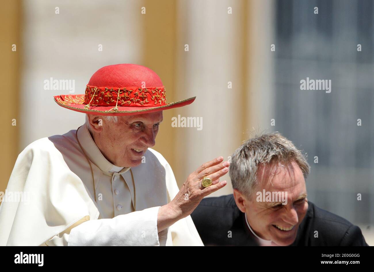 Giornata di sole a Roma: Papa Benedetto XVI indossa il cappello rosso di  Saturno, che prende il nome dal pianeta soleggiato Saturno, al termine  dell'udienza generale settimanale in Piazza San Pietro, in