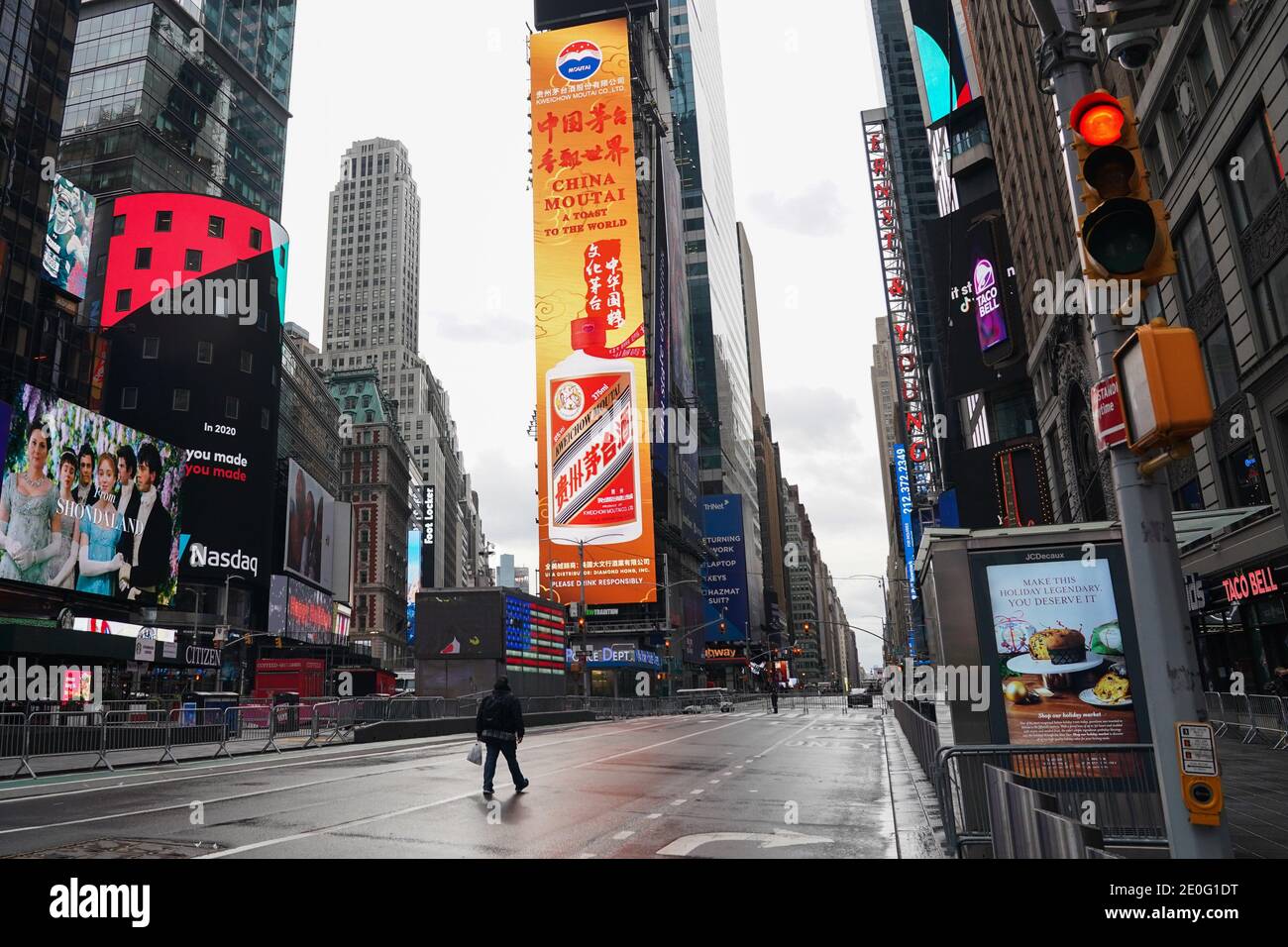 New York, New York, Stati Uniti. 31 dicembre 2020. Un uomo cammina attraverso una piazza di Times quasi vuota mentre la città si prepara per una vigilia di Capodanno senza spettatori come precauzione contro la diffusione di COVID-19. Secondo la polizia, non sarà consentita la folla vicino all'iconico pallone durante il conto alla rovescia fino al 2021. Credit: Bryan Smith/ZUMA Wire/Alamy Live News Foto Stock