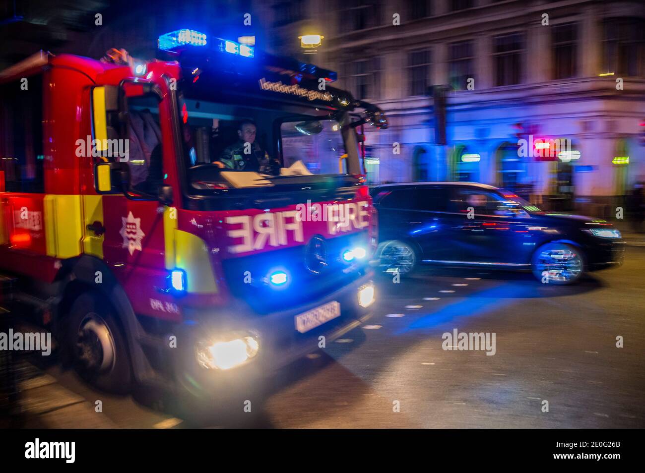 Londra, Regno Unito. 31 dicembre 2020. Il servizio antincendio è ancora al lavoro al di fuori del parlamento - la fine del periodo di transizione della Brexit arriva alle 23:00 alla vigilia di Capodanno 2020 a Westminster. Credit: Guy Bell/Alamy Live News Foto Stock