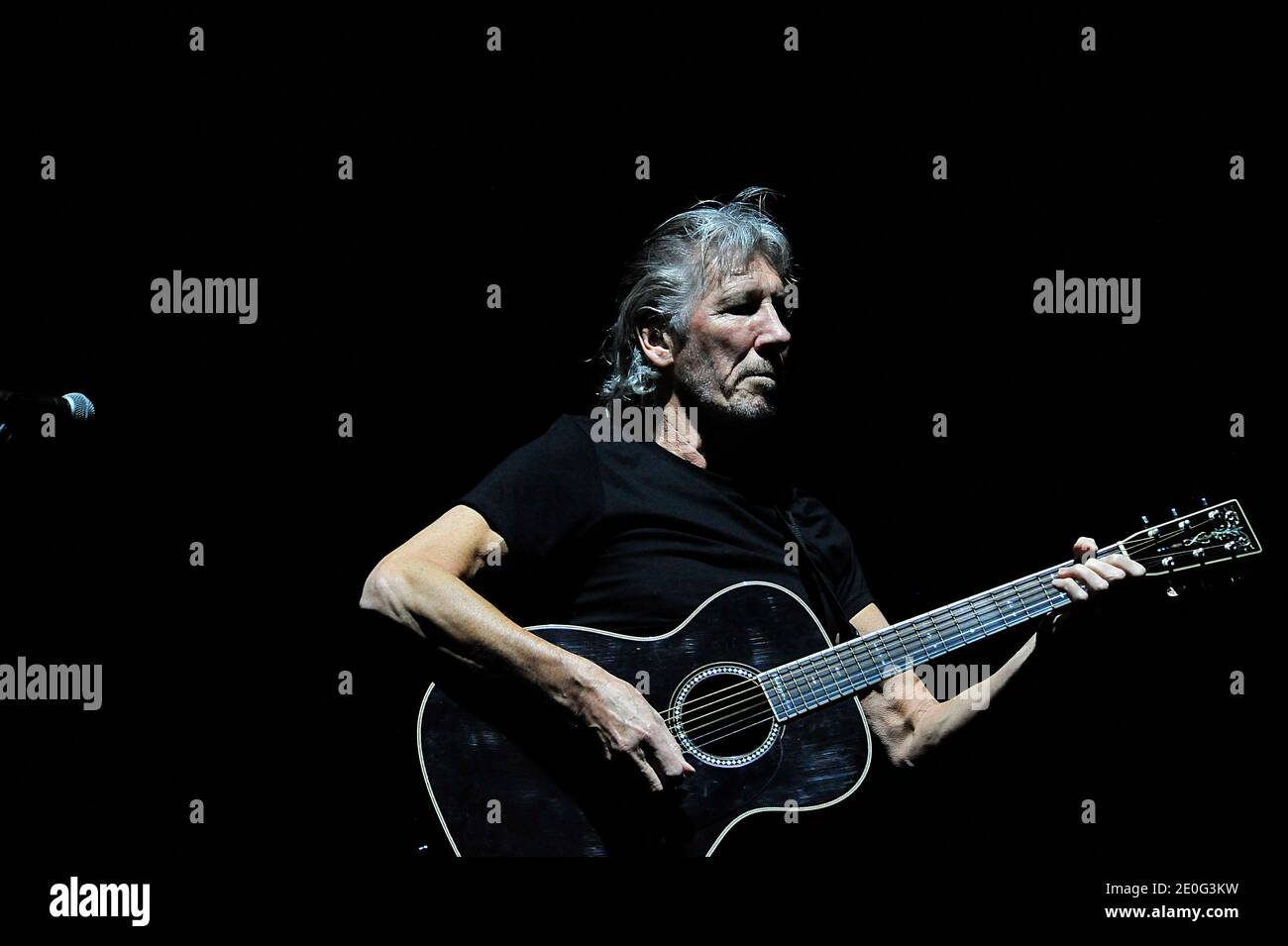 Roger Waters di Pink Floyd, insieme al chitarrista G.E. Smith, esegue la canzone classica di Pink Flloyd 'The Wall' in uno spettacolo di soldout al Wrigley Field di Chicago, il, USA il 08 giugno 2012. Foto di Cindy Barrymore/ABACAPRESS.COM Foto Stock