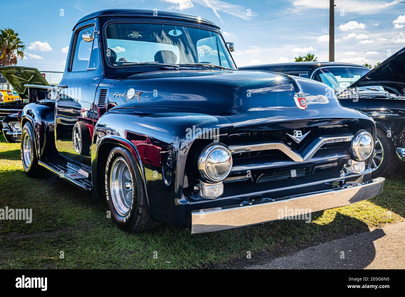 Daytona Beach, FL - 28 novembre 2020: 1955 camion Ford pick-up ad una mostra auto locale. Foto Stock