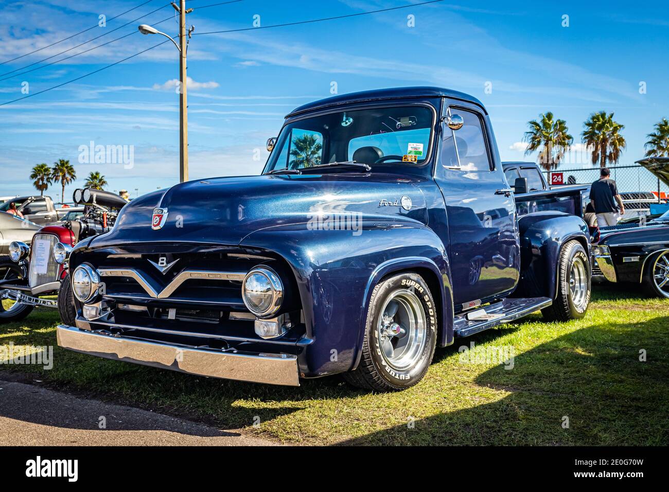 Daytona Beach, FL - 28 novembre 2020: 1955 camion Ford pick-up ad una mostra auto locale. Foto Stock