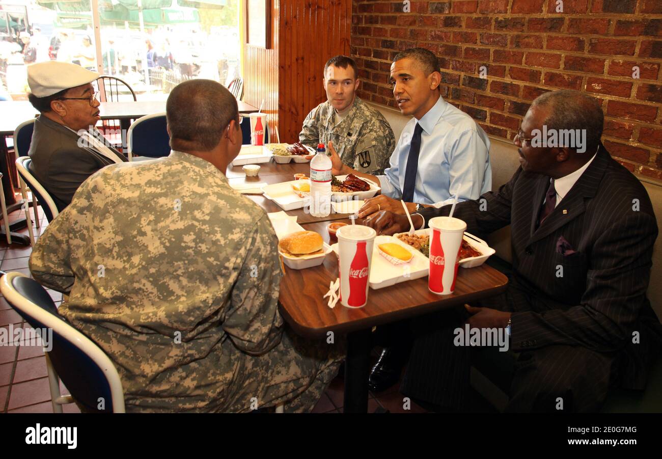 Il presidente Barack Obama pranza con due membri attivi dei servizi armati e due barrieri locali al Kenny's BBQ a Capitol Hill in occasione della festa del padre a Washington il 13 giugno 2012. Fiancheggiano il presidente sono il primo tenente William (Bill) Edwards, a sinistra, e il barbiere Otis 'Big o' Gamble. Di fronte al presidente ci sono Nurney Mason del Barber Shop di Mason, a sinistra, e il capitano Joubert Paulino. Foto di Martin H. Simon/ABACAPRESS.COM Foto Stock