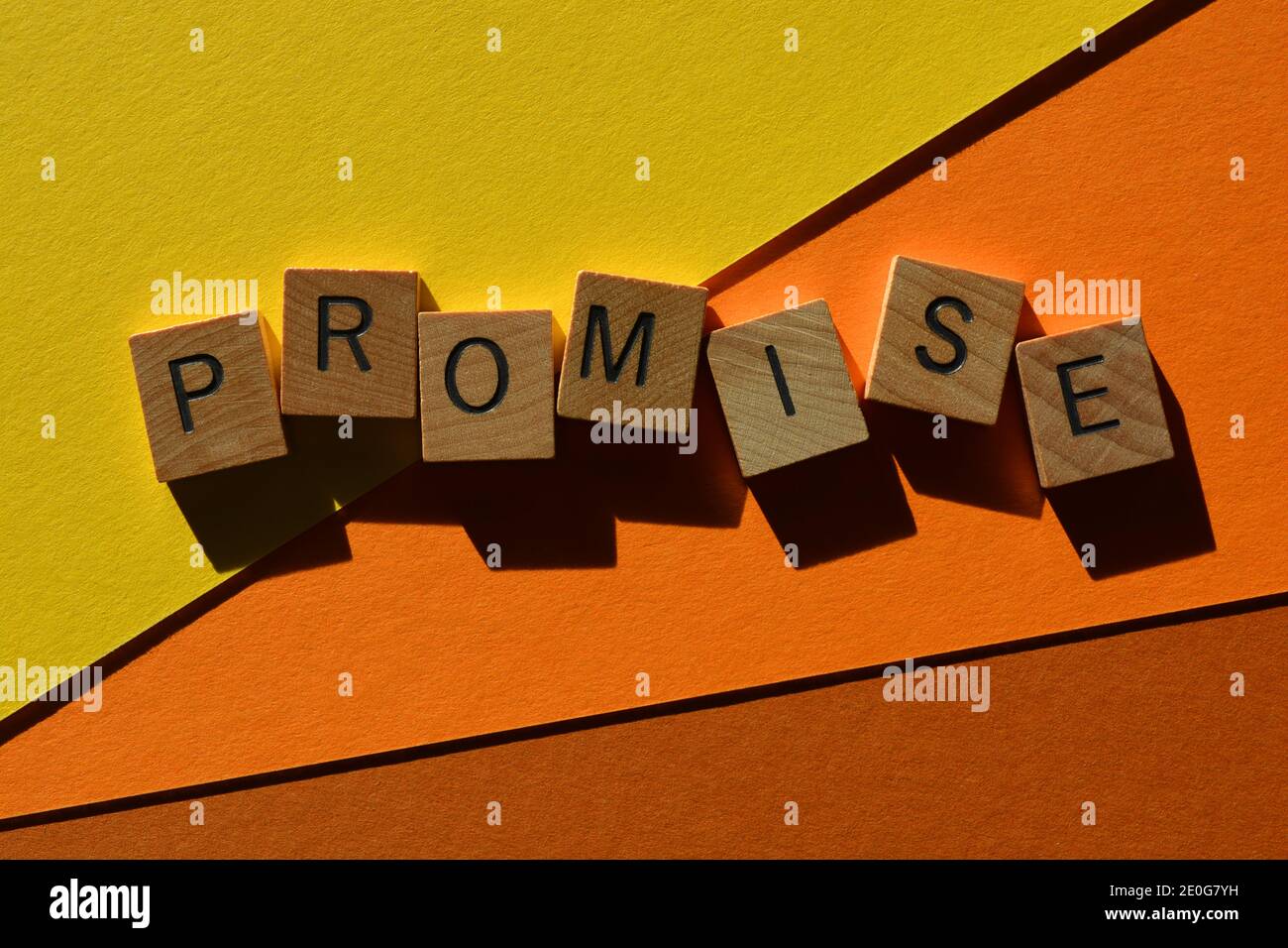 Promessa, parola in lettere alfabetiche in legno isolato su sfondo colorato Foto Stock