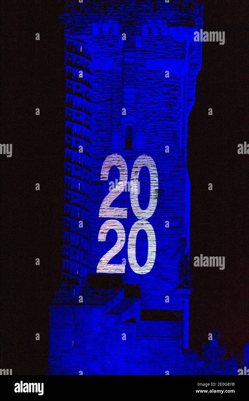 Stirling, Scozia, Regno Unito. 1 gennaio 2021. Nella foto: Hogmanay pirotecnico spettacolare chiude fuori 2020 e porta nel 2021 con un colpo come esplosioni colorate scoppiare illuminando il nuovo anno cielo notte 600 piedi sopra il monumento Wallace a Stirling. A causa della pandemia del coronavirus (COVID19), lo spettacolo sarà trasmesso in diretta in TV e online dal momento che la Scozia è nella fase 4 di blocco. Edinburgh based Events Company, 21CC Events Ltd, specialisti pirotecnici hanno trascorso gli ultimi giorni a organizzare lo spettacolo, tra cui potenti luci di proiezione per la facciata monumenti. Credit: Colin Fisher/Alamy Live News Foto Stock