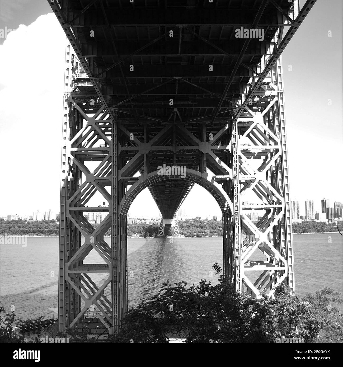 L'iconico ponte George Washington di New York City sul fiume Hudson tra Fort Lee, New Jersey e il Bronx a New York City. Aperto nel 1931. Foto Stock