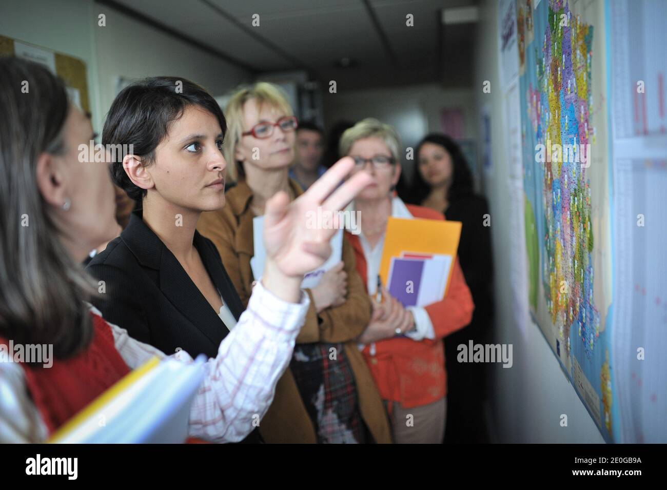 Il Ministro francese per i diritti della donna Najat Vallaud-Belkacem è raffigurato durante una visita alla Federazione nazionale per la solidarietà femminile a Parigi, in Francia, il 18 giugno 2012. Foto di Christophe Guibbaud/ABACAPRESS.COM Foto Stock