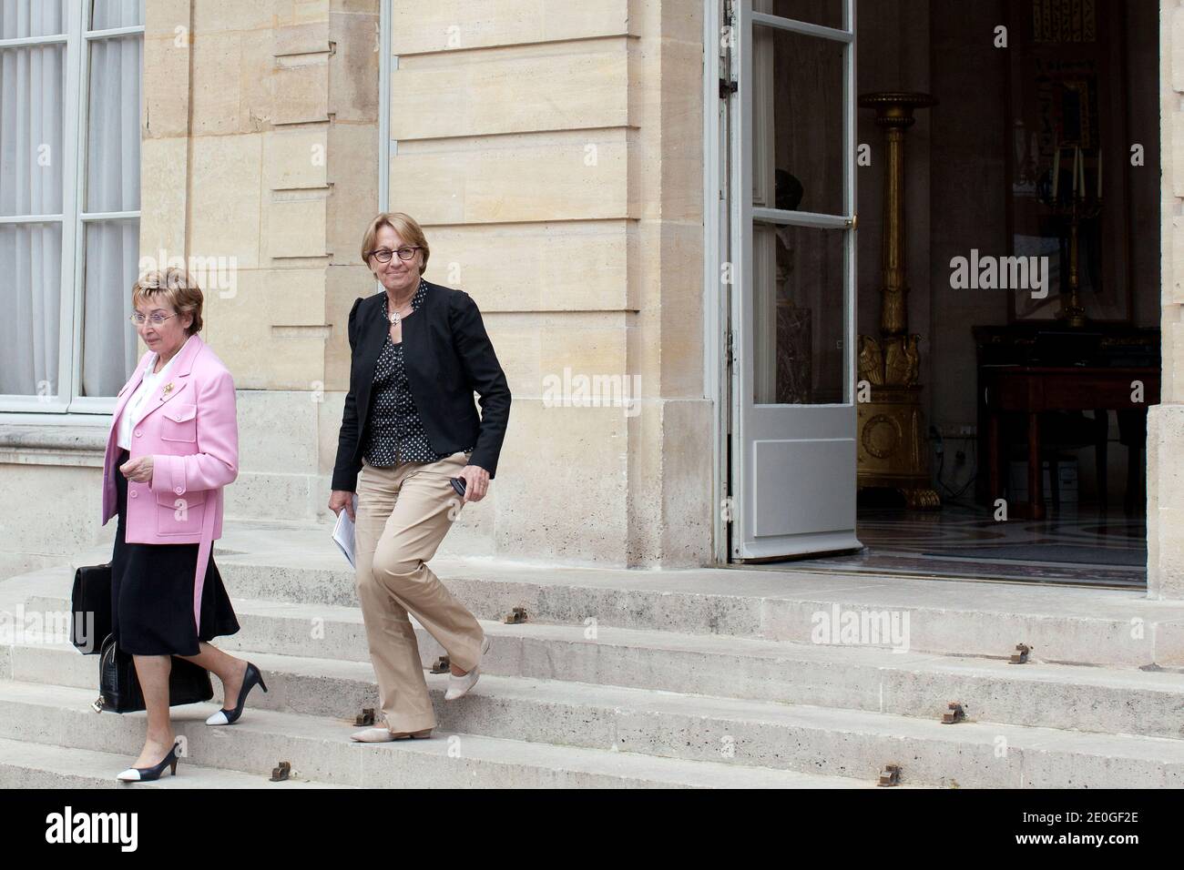Riforma dello Stato francese, decentramento e amministrazione pubblica il ministro francese Marylise Lebranchu e il ministro francese del decentramento Anne-Marie Escoffier lasciano l'Hotel Matignon dopo un semirario governativo per preparare il bilancio 2013, a Parigi, in Francia, il 25 giugno 2012. Foto di Stephane Lemouton/ABACAPRESS.COM. Foto Stock