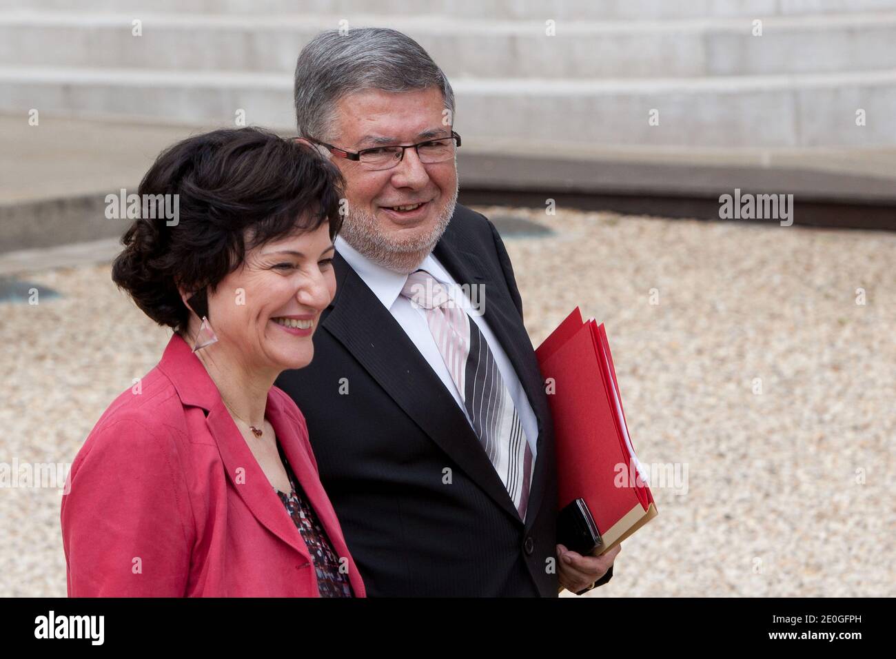 Dominique Bertinotti, Ministro della Famiglia francese, e Ministro minore incaricato dei rapporti con il Parlamento Alain Vidalies lasciano il Palazzo Elysee a Parigi, in Francia, il 27 giugno 2012, dopo la riunione settimanale del gabinetto. Foto di Stephane Lemouton/ABACAPRESS.COM. Foto Stock